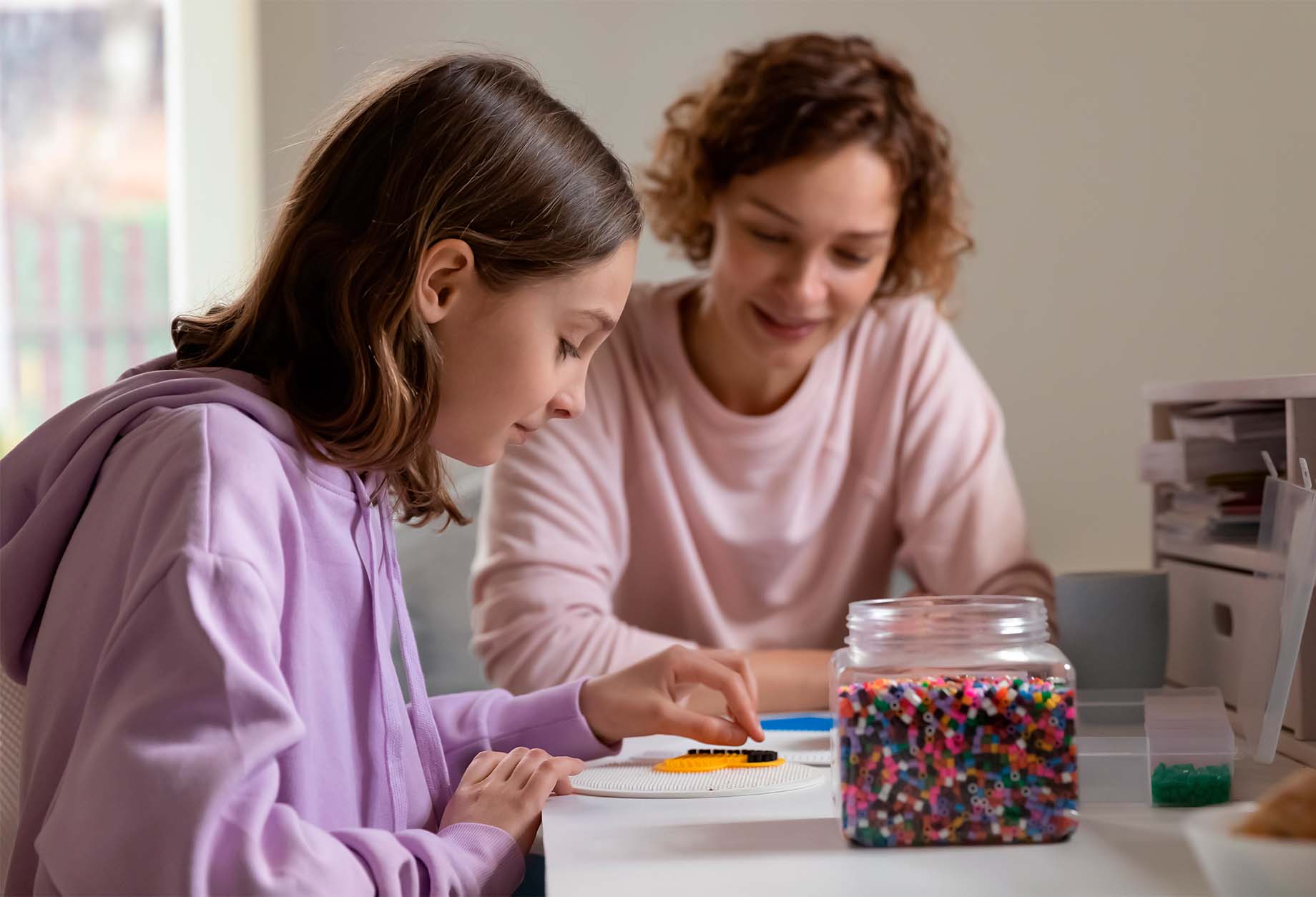 vrouw-meisje-speltherapie